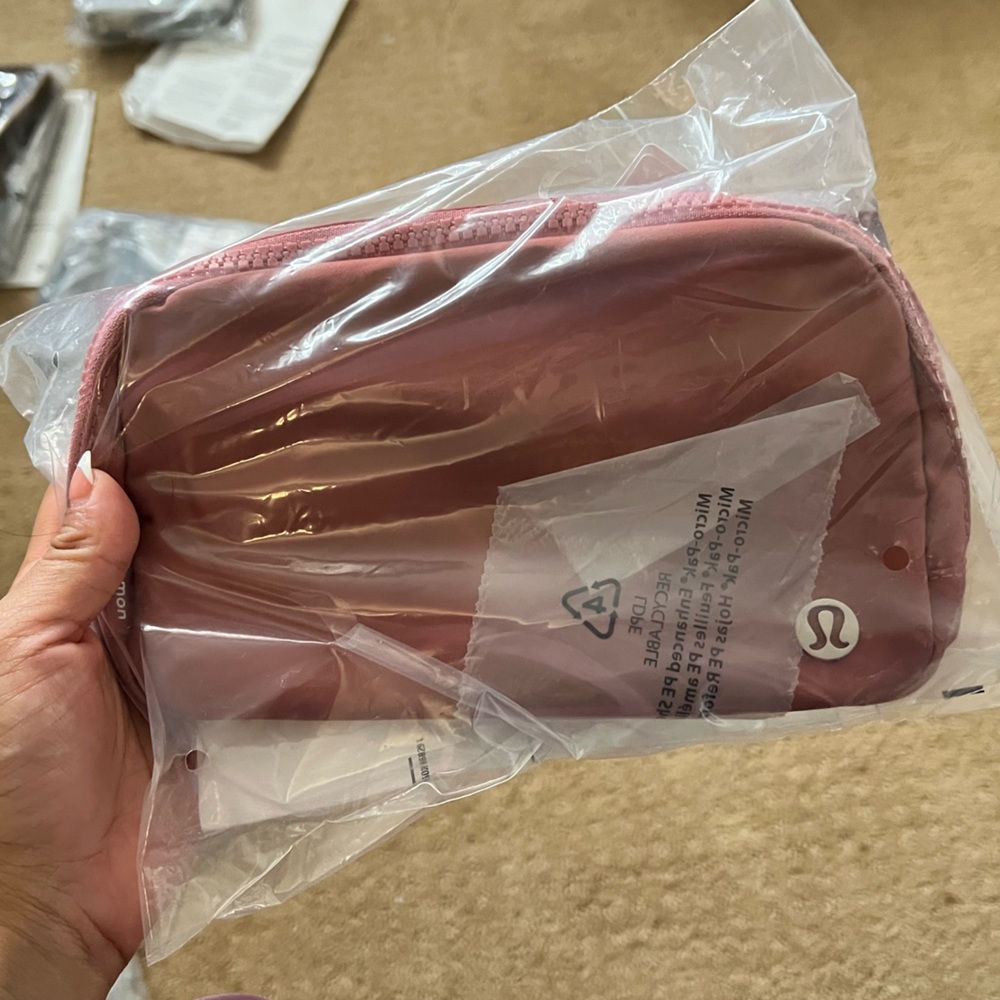 Lululemon Everywhere Belt Bag (Briar Rose, regular size)